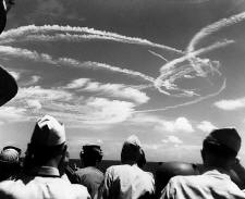 Contrails of fighter aircraft